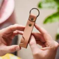 Minimalistische lederen telefoonstandaard sleutelhanger, vintage draagbare sleutelring. - Tan