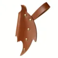 Detalle en primer plano de funda de cuero para varita mágica con remaches metálicos. - Marrón Oscuro