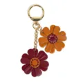 Primo piano dettagliato del portachiavi a margherita in pelle a doppio fiore con cuciture e metal. - 13*5cm / Marrone e Rosso Vino