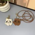 Detailansicht des niedlichen Leder Katzen Schlüsselanhängers mit verstellbarem Riemen. - Katze / 1 Stück/Packung