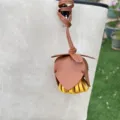 Pendentif de sac fleur en cuir marron avec franges jaunes, accessoire floral élégant pour sacs. - Brun Foncé