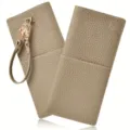 Detailansicht der taupefarbenen Leder-Brillentasche mit Handschlaufe und goldenem Metallclip. - 18*8.5cm / Schlammbraun
