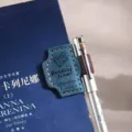 Leren magnetische bladwijzer met penhouder, creatieve leesmarker en praktisch accessoire. - Blauw zonder tekst