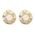 Gros plan des boucles d'oreilles rondes texturées dorées avec résine blanche élégante. - Milky blanc