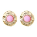Gros plan de boucles d'oreilles vintage texturées en métal avec un chic centre en résine rose. - Rose