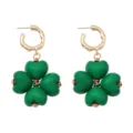 Primer plano detallado de pendientes colgantes de trébol de corazón verde con aro dorado. - Verde