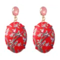 Nahaufnahme Detail chinesischer traditioneller Blumen-Vogel-Ohrringe mit rosa Kristall. - Rote Blume