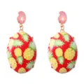 Close-up van elegante ovale oren met rode ananasprint en roze kristallen stijlen. Detailweergave. - Rode Ananas