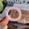 Laccetto per capelli gel rosa trasparente a spirale, vista dettaglio elastico comodo per acconciature. - Elastici a spirale rosa fresco