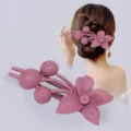 Vista dettagliata della molletta per capelli fiore strass viola opaco, elegante fermaglio. - Rosso prugna