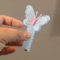 Primo piano di un simpatico elastico per capelli a filo di telefono con farfalla. - Elastici per capelli a cavo telefonico farfalla blu