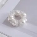 Primo piano del fermacapelli minimalista di perle in filo telefonico, design a spirale trasparente. - Grande Filo di Telefono Perlinato / Trasparente