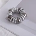 Primo piano dettagliato di un elegante elastico per capelli a filo di telefono con perle. - Grande Filo di Telefono Perlinato / grigio-argento