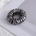 Elastico per capelli a spirale metallica con perle lucide, accessorio elegante per coda. - Grande Filo di Telefono Perlinato / Nero