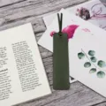 Segnalibro in pelle verde scuro con occhiello in metallo e cinturino in cuoio. - Verde