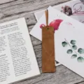 Segnalibro in pelle stile vintage, marcapagina retrò con nappa e occhiello metallico per lettura. - Marrone