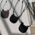 Mini-Taschen-Anhänger-Halskette Set, stilvolle mehrlagige Kordelkette mit kleinen Perlen. - Leder Schwarz