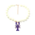 Elegante collana di perle bianche con ciondolo a forma di aragosta blu estiva. - Collana Aragosta / Viola