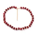 Dettaglio collana con perline rosse, elegante accessorio di gioielleria estiva con catenina - Rosso scuro