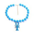 Dettaglio della collana di perle blu con grazioso ciondolo ad aragosta e catena di prolunga. - Collana Aragosta / Blu scuro