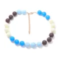 Primo piano di collana perle grosse colorate, dettaglio perle sferiche macaron - Stile 1