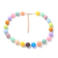Collana di perle macaron colorate vista dettagliata, stile a strati per outfit quotidiani. - Stile 4