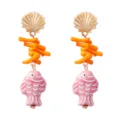 Primo piano di orecchini pendenti con pesce in ceramica e conchiglia, stile estivo. - Pesce Rosa