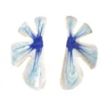 Schicke abstrakte Blumen-Ohrringe mit blauem Emaille und Goldrand, elegantes Schmuckdetail. - Himmelblau