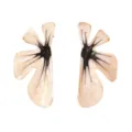 Abstrakte organische Blumen Ohrringe Detail, einzigartiges Nischen-Design Modeschmuck. - Milchweiß