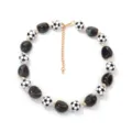 Dettaglio della collana di perle geometriche elegante con perline con motivo a pallone da calcio. - Nero