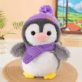 Simpatico giocattolo di peluche pinguino con cappello viola e sciarpa, morbido regalo. - Pinguino con cappello e sciarpa - Viola
