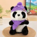 Simpatico peluche panda con cappello e sciarpa viola, morbido regalo decorativo per bambini. - Panda con cappello e sciarpa - Viola