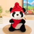 Simpatico peluche panda con cappello rosso e sciarpa, morbido animale imbottito regalo bambini. - Panda con cappello e sciarpa - Rosso