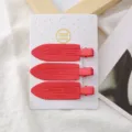 Gros plan detaille de pinces a cheveux en metal mat rouge, forme de pelle unique, 3 pieces. - Lot de 3 barrettes pelles rouge vif