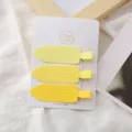 Vue détaillée des pinces à cheveux en métal jaune en forme de pelle, style Y2k accessoires. - Lot de 3 barrettes pelles jaunes