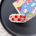 Bonita pinza de pelo a cuadros rojos para niños, accesorio de punto elegante para año nuevo. - Chica de Bendición / Blanco Roto
