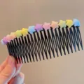 Gedetailleerd opname van kleurrijke sterren haarkam voor kinderen, schattig accessoire. - Grote gekleurde haarkam met ster