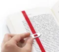Vista detallada del marcapáginas elástico con puntero metálico para marcar la lectura. - Rojo