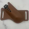 Detalle de funda de herramienta EDC de cuero marrón, trabilla para cuchillo de exterior. - Marrón Oscuro