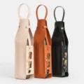 Detail du sac a bouteille de vin en cuir de qualite superieure avec tire-bouchon inclus. - Noir