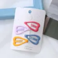 Detailopname van matte hart haarspeldjes in snoepkleuren, schattige haaraccessoires. - Harten (Geel & paars - 4 stuks/kaart)