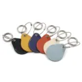 Detalle de funda protectora de cuero PU colorido, hebilla de llave portátil, finas costuras. - 5*6.3cm / Azul claro