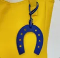 Stilvoller blauer Leder Hufeisen Taschenanhänger an einer gelben Handtasche Deko. - Blau