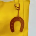 Gelbe Tasche mit schickem braunem Leder Hufeisen Anhänger, stilvolles Taschenaccessoire. - Hellbraun