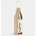 Gros plan sur le sac à vin en cuir luxueux avec porte-tire-bouchon pratique et sangle solide. - Ivoire