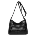 Borsa a tracolla da donna in morbida pelle lavata nera con tasche e chiusure lampo. - Nero