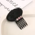 Primo piano dettagliato del cuscino per capelli a rete nera con pettine floreale in strass. - Imbottitura per capelli traspirante rosa