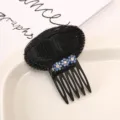 Primo piano sul dettaglio dell'inserto per capelli, con fiore in strass e pettine nero. - Cuscinetti per capelli traspiranti blu