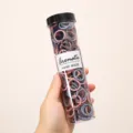 Detailopname van kleurrijke kleine haarrekkers in een doorzichtige buis voor kinderen. - Koreaanse stijl ribbel haarelastiekjes (emmer van 300)