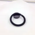 Zwart elastisch haarband detailshot, eenvoudige en duurzame nylon haaraccessoire. - Zwart